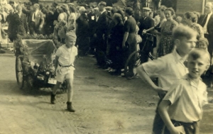 E 66. Bevrijdingsfeest 1945, versierde trekkar